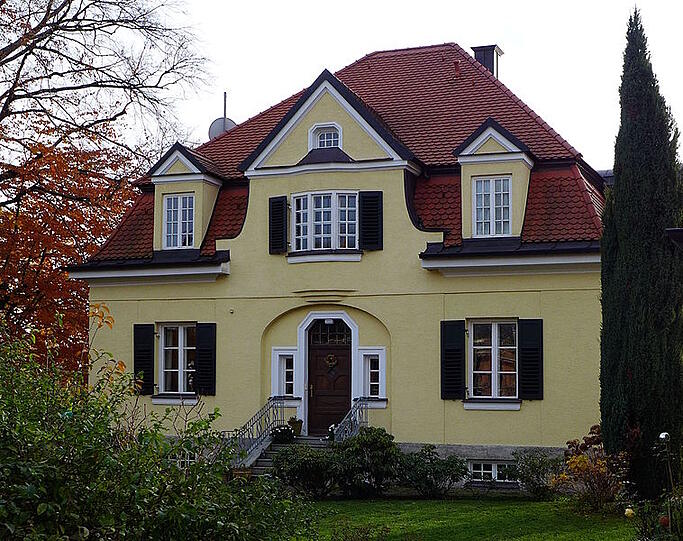 Denkmalgeschützt: Die Villa Eisolzrieder Straße 1 in Allach wurde um 1910 gebaut, auffällig sind die aufwendig gestaltete Eingangsfront mit Freitreppe, Flacherker und Dreiecksgiebel.