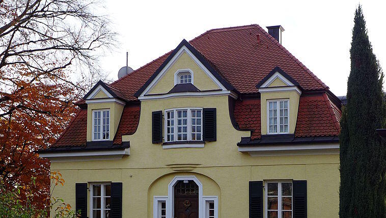 Denkmalgeschützt: Die Villa Eisolzrieder Straße 1 in Allach wurde um 1910 gebaut, auffällig sind die aufwendig gestaltete Eingangsfront mit Freitreppe, Flacherker und Dreiecksgiebel. Denkmalgeschützt: Die Villa Eisolzrieder Straße 1 in Allach wurde um 1910 gebaut, auffällig sind die aufwendig gestaltete Eingangsfront mit Freitreppe, Flacherker und Dreiecksgiebel.