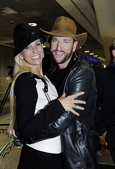 Larissa hat sichtlich ihren BH vergessen, Melanies Zepter zerbricht auf dem Flug und der Wendler ziert sich beim Begrüßungs-Kuss. Die Bilder von der Flughafen-Ankunft der Dschungelcamp-Stars...