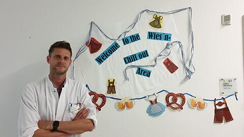 Dr. Johannes Maxrath, Chefarzt der Notaufnahme, vor dem Ausnüchterungsraum, den sie im Rotkreuzklinikum "Aquarium" nennen.