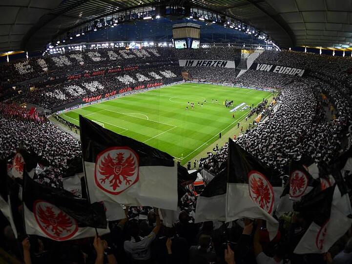 Die Frankfurter Fans haben vor dem Spiel einmal mehr eine beeindruckende Choreografie gebastelt.