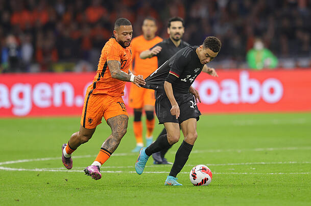 Sein persönliches Highlight der Saison: Bayern-Youngster Jamal Musiala in Amsterdam im Länderspiel gegen die Niederlande (1:1) - hier im Duell mit Memphis Depay. Sein persönliches Highlight der Saison: Bayern-Youngster Jamal Musiala in Amsterdam im Länderspiel gegen die Niederlande (1:1) - hier im Duell mit Memphis Depay.