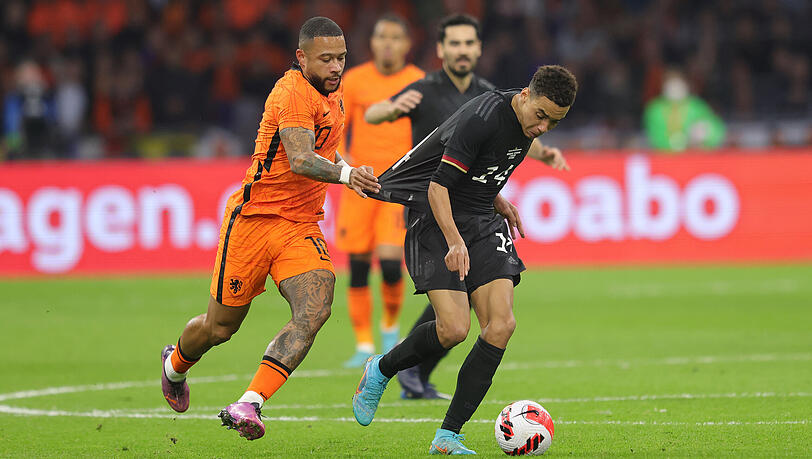 Sein persönliches Highlight der Saison: Bayern-Youngster Jamal Musiala in Amsterdam im Länderspiel gegen die Niederlande (1:1) - hier im Duell mit Memphis Depay. Sein persönliches Highlight der Saison: Bayern-Youngster Jamal Musiala in Amsterdam im Länderspiel gegen die Niederlande (1:1) - hier im Duell mit Memphis Depay.