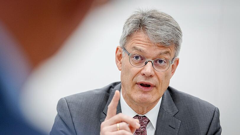 Der neue Verkehrsminister ist mit der Leistung der Deutschen Bahn unzufrieden.