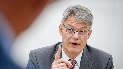 Der neue Verkehrsminister ist mit der Leistung der Deutschen Bahn unzufrieden.