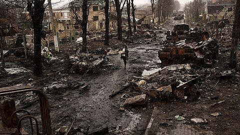 Kurz nach Kriegsbeginn hinterlie&szlig;en die russischen Besatzer in der ukrainischen Kleinstadt Butscha nahe der Hauptstadt Kiew ein Bild der Verw&uuml;stung.