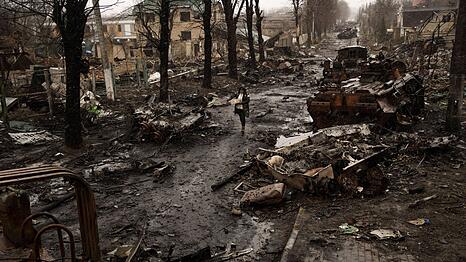 Kurz nach Kriegsbeginn hinterlie&szlig;en die russischen Besatzer in der ukrainischen Kleinstadt Butscha nahe der Hauptstadt Kiew ein Bild der Verw&uuml;stung.