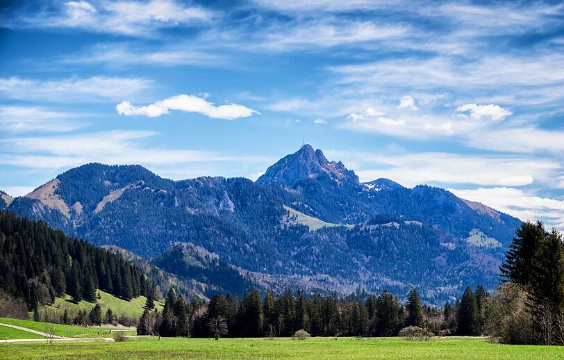 Eine tolle Aussicht bietet auch der Wendelstein in den Bayerischen Voralpen. Dieser Berg ist 1.838 Meter hoch und liegt zwischen dem Inntal und dem Tal der Leitzach. Wer keine Lust auf eine Wanderung hat, nutzt die historische Wendelsteinbahn oder die Großkabinenseilbahn zum Gipfel. Dort befindet sich auch Deutschlands höchstgelegene Kirche: das Wendelsteinkircherl. Eine tolle Aussicht bietet auch der Wendelstein in den Bayerischen Voralpen. Dieser Berg ist 1.838 Meter hoch und liegt zwischen dem Inntal und dem Tal der Leitzach. Wer keine Lust auf eine Wanderung hat, nutzt die historische Wendelsteinbahn oder die Großkabinenseilbahn zum Gipfel. Dort befindet sich auch Deutschlands höchstgelegene Kirche: das Wendelsteinkircherl.