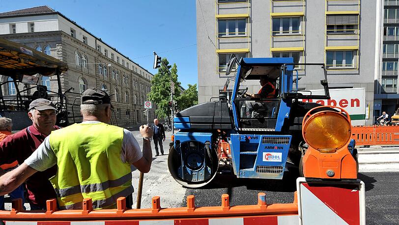 Die Bauarbeiten an der neuen Straßenbahntrasse durch die Südstadt gehen gut voran. Die Bauarbeiten an der neuen Straßenbahntrasse durch die Südstadt gehen gut voran.