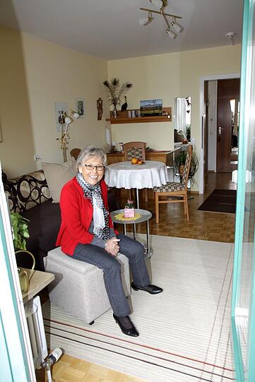 Anne Bayerlein in ihrem modernen kleinen Appartement. Für den Umzug hat sie sich ganz neu eingerichtet.