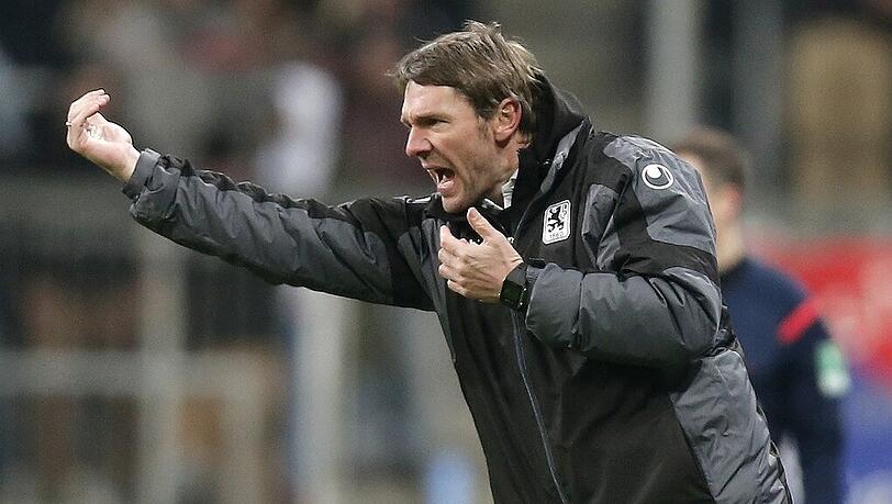 Markus von Ahlen versuchte am Montag vergeblich das Spiel von außen zu beeinflussen. Markus von Ahlen versuchte am Montag vergeblich das Spiel von außen zu beeinflussen.