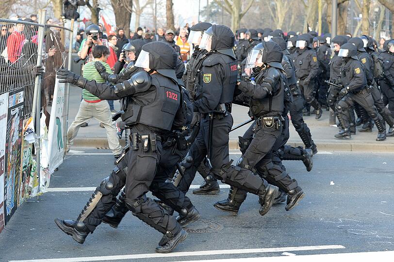 Brennende Barrikaden, Autos in Flammen, vermummte Steinewerfer - die Demonstrationen der Blockupy-Aktivisten geraten in Frankfurt außer Kontrolle.