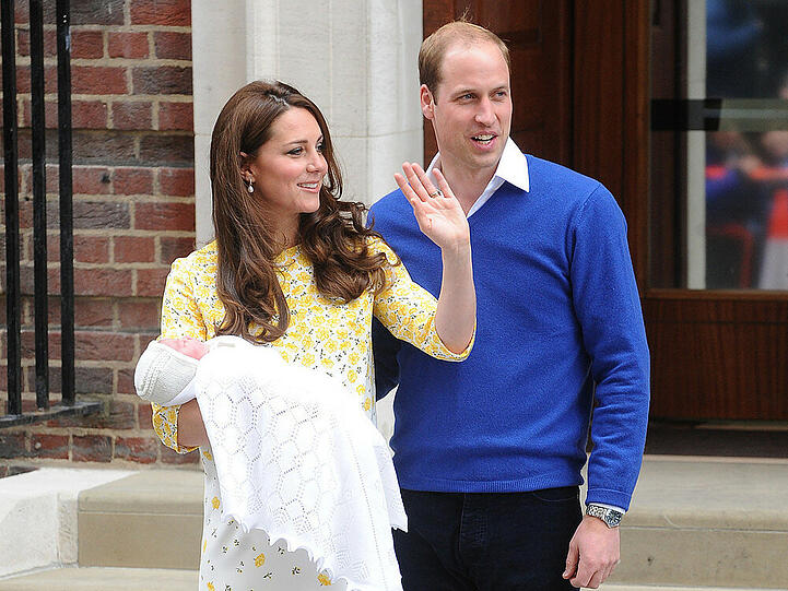 2. Mai: Geburt in London: Große Aufregung vor dem Londoner St. Mary's Hospital am 2. Mai: Prinzessin Charlotte Elizabeth Diana von Cambridge erblickte das Licht der
Welt. Das kleine Mädchen ist nach Prinz George Alexander Louis (2) das zweite Kind von Prinz William (33) und seiner Frau, Herzogin Catherine (33).