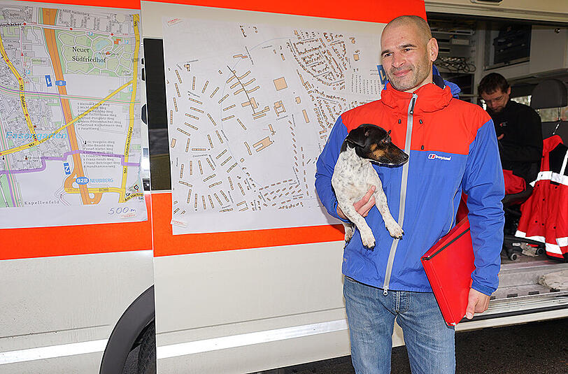 Sprengmeister Martin Tietjen mit seinem Hund Lotte.