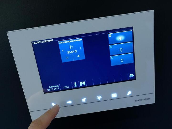 Der Überwachungsmonitor eines Smart-Home-Gerätes für vernetzte und fernsteuerbare Geräte.