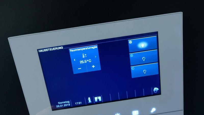 Der Überwachungsmonitor eines Smart-Home-Gerätes für vernetzte und fernsteuerbare Geräte. Der Überwachungsmonitor eines Smart-Home-Gerätes für vernetzte und fernsteuerbare Geräte.