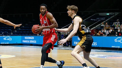 Bayern-Spieler JaJuan Johnson (links) kam beim Sieg in Braunschweig auf 22 Punkte.
