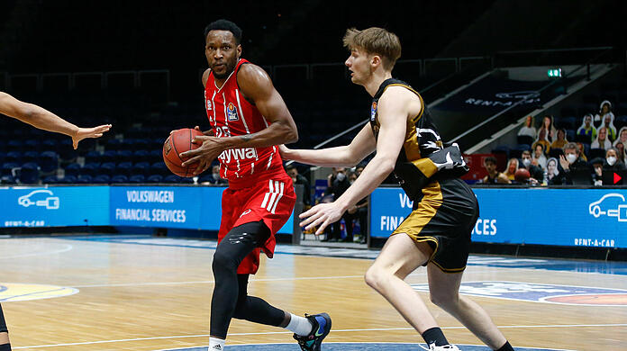Bayern-Spieler JaJuan Johnson (links) kam beim Sieg in Braunschweig auf 22 Punkte.