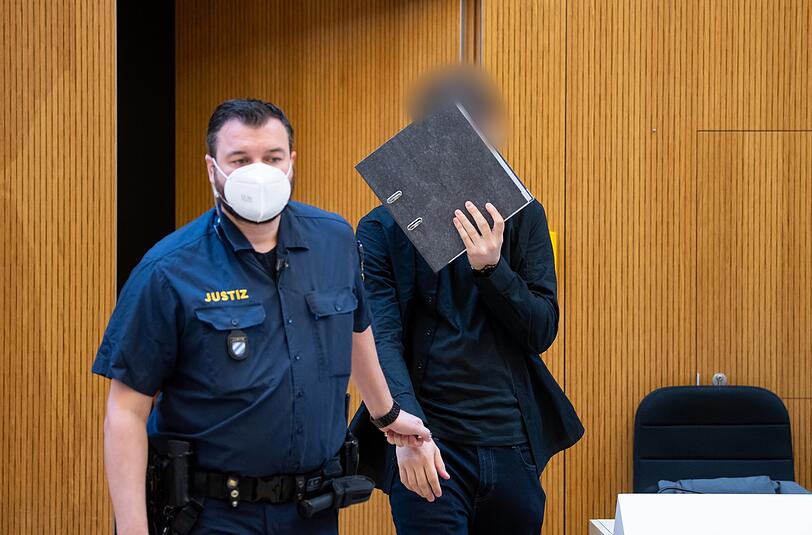 Der Hauptangeklagte wird zum Platz geführt.