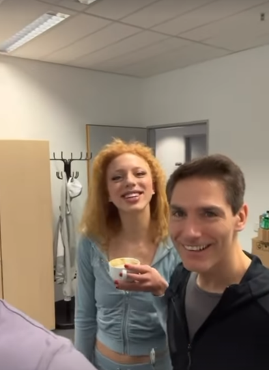 Anna Ermakova und Christian Polanc trinken in Mimi Kraus' Garderobe einen Kaffee