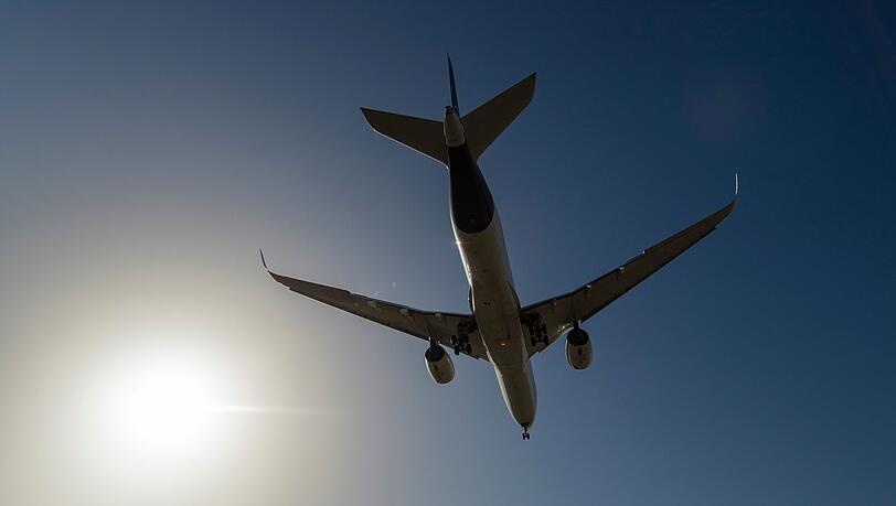 Ein Flugzeug setzt zum Landeanflug an.