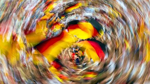Mit riesiger Freude schwenken Deutschland-Fans beim Public Viewing in Dresden ihre Fahnen.