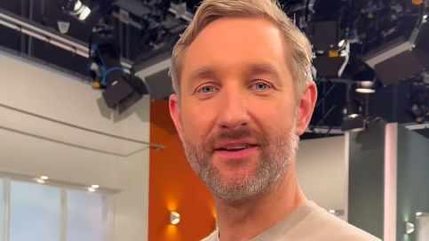 Daniel Boschmann beschwert sich hinter den Kulissen vom "Sat.1 Frühstücksfernsehen" über seine Kolleginnen.