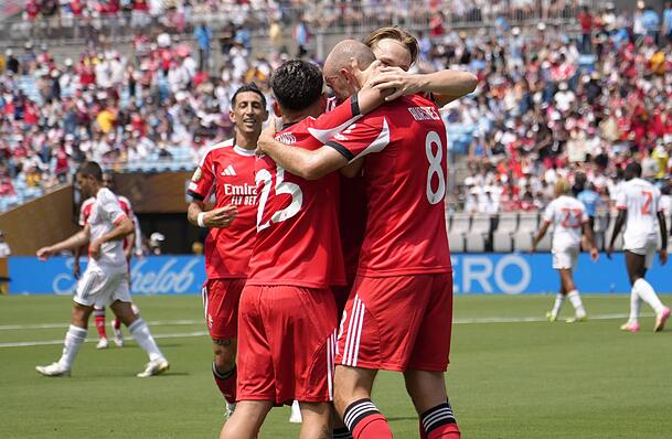 Die Bayern mussten sich im letzten Gruppenspiel der Klub-WM Benfica geschlagen geben. Die Bayern mussten sich im letzten Gruppenspiel der Klub-WM Benfica geschlagen geben.
