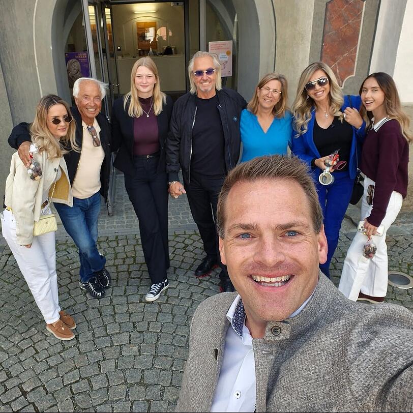 Bitte l&auml;cheln! Die Geissens posieren bei ihrem Besuch in F&uuml;ssen.