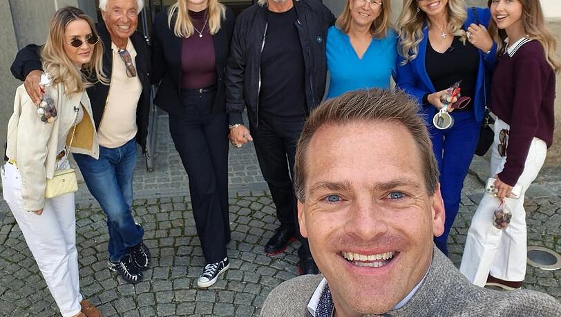 Bitte l&auml;cheln! Die Geissens posieren bei ihrem Besuch in F&uuml;ssen.