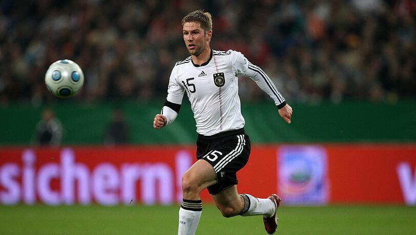 In England reift Hitzlsperger zum Nationalspieler, zwischen 2004 und 2010 macht er 52 Länderspiele. In England reift Hitzlsperger zum Nationalspieler, zwischen 2004 und 2010 macht er 52 Länderspiele.