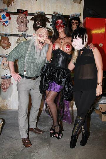 Micaela Schäfer als Nackt-Zombie