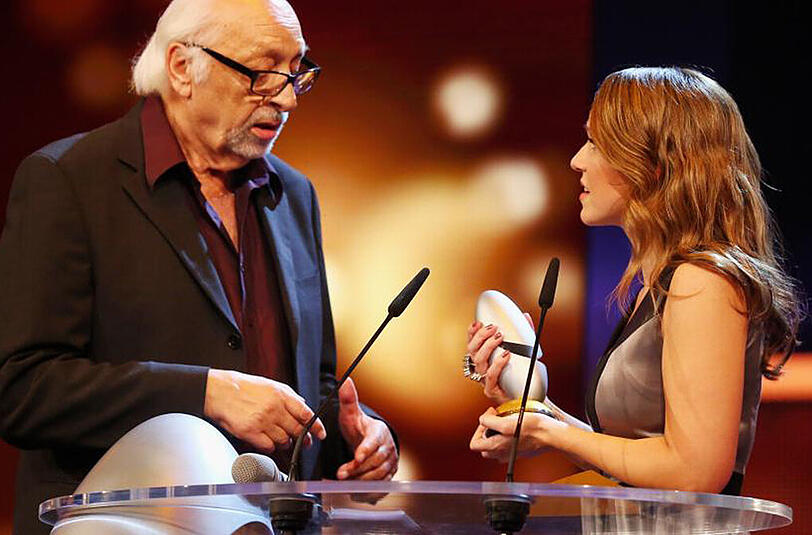 Carolin Kebekus wurde als beste Komikerin ausgezeichnet. Welchen Witz Karl Dall bei der Laudatio riss, sehen Sie im Video.