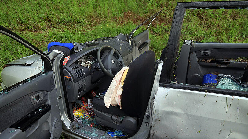 Nach Überschlag des Fahrzeugs ließ ein Unfallfahrer seine schwerverletzte Ehefrau im Wrack zurück. Die Bilder.