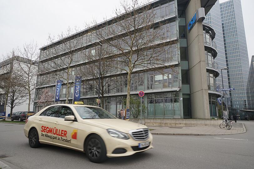 Ein Taxi vor der CSU-Parteizentrale. Hier haben sich am Mittwoch die Taxifahrer zur Mahnwache eingefunden.