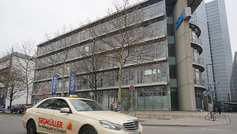 Ein Taxi vor der CSU-Parteizentrale. Hier haben sich am Mittwoch die Taxifahrer zur Mahnwache eingefunden. Ein Taxi vor der CSU-Parteizentrale. Hier haben sich am Mittwoch die Taxifahrer zur Mahnwache eingefunden.