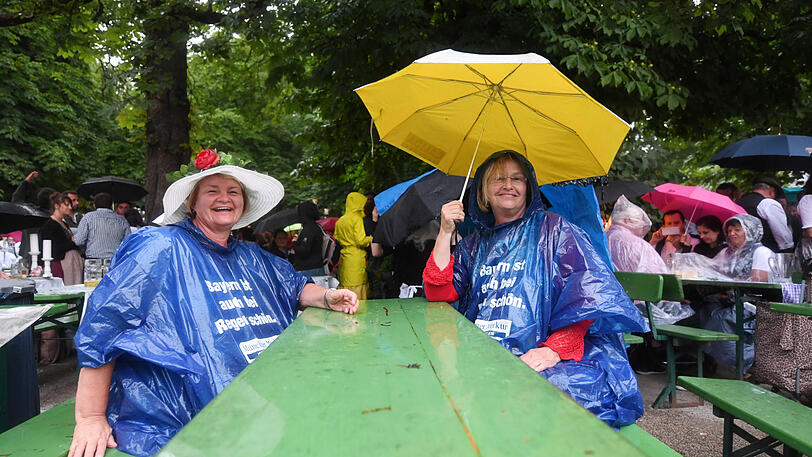 Tausende trotzten am Sonntag dem Regen und kamen zum Kocherlball.