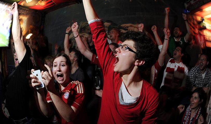 Ausgelassene Freude über den Finaleinzug in der Kneipe "Stadion an der Schleißheimer Straße"
