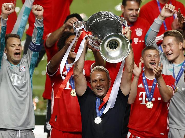 Bayerns Cheftrainer Hansi Flick feiert mit den Spielern des FC Bayern München.