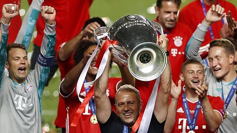 Bayerns Cheftrainer Hansi Flick feiert mit den Spielern des FC Bayern München.