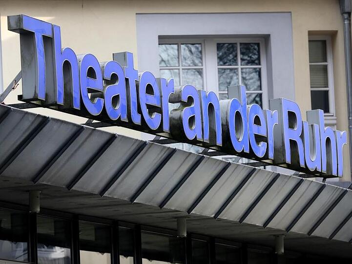 Bei den Mülheimer Theatertagen stimmt die Jury über die Vergabe des Dramatikerpreises auf offener Bühne ab.