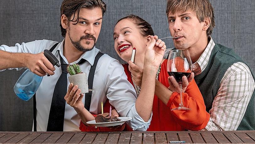 Uta Kargel, Max Beier und Sandro Kirtzel in "Meier Müller Schulz oder Nie wieder einsam" von Marc Becker.