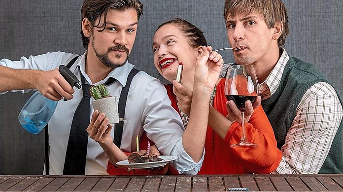 Uta Kargel, Max Beier und Sandro Kirtzel in "Meier Müller Schulz oder Nie wieder einsam" von Marc Becker.