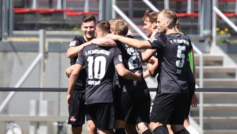 Tom Krauß (l) vom 1. FC Nürnberg freut sich mit seinen Mannschaftskollegen über seinen Treffer zum 3:1.