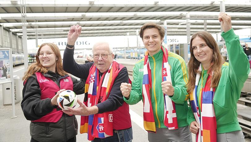 V.l.: die beiden Reisendenlenker Jule (19) und FC-Bayern-Fan Peter (73) sowie die beiden Freiwilligen-Helfer Lars (22) und Alicia (24) am Hauptbahnhof München. Zusammen mit weiteren 46 Unterstützern werden sie ab Beginn der Europameisterschaft allen Fußballfans mit München-Tipps und Orientierung weiterhelfen. V.l.: die beiden Reisendenlenker Jule (19) und FC-Bayern-Fan Peter (73) sowie die beiden Freiwilligen-Helfer Lars (22) und Alicia (24) am Hauptbahnhof München. Zusammen mit weiteren 46 Unterstützern werden sie ab Beginn der Europameisterschaft allen Fußballfans mit München-Tipps und Orientierung weiterhelfen.
