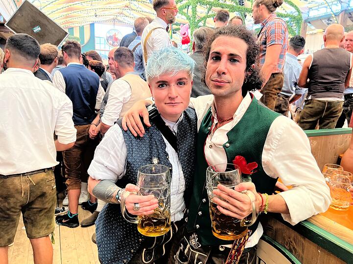 Besucher beim Gay Sunday: Mona und Alessio aus München. Sie kommen jedes Jahr zu der Veranstaltung in die Bräurosl.