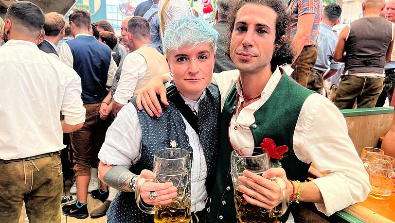 Besucher beim Gay Sunday: Mona und Alessio aus München. Sie kommen jedes Jahr zu der Veranstaltung in die Bräurosl. Besucher beim Gay Sunday: Mona und Alessio aus München. Sie kommen jedes Jahr zu der Veranstaltung in die Bräurosl.