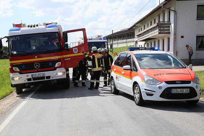 Bei einem Verkehrsunfall landete ein Auto im Graben.