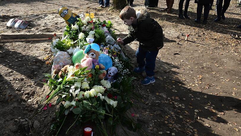 "Die Mutter soll am Grab ihres Sohnes trauern können.". Mohameds Familie darf in Deutschland bleiben. "Die Mutter soll am Grab ihres Sohnes trauern können.". Mohameds Familie darf in Deutschland bleiben.