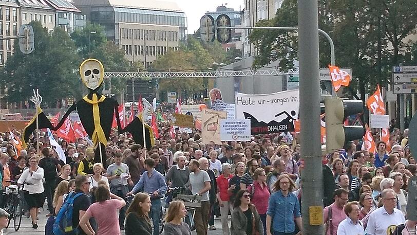 Motto: ausspekuliert! Am Samstag kamen um die 10.000 Menschen zur großen Demo gegen Spekulanten, Mietwahnsinn und für mehr Mieterschutz nach München.
